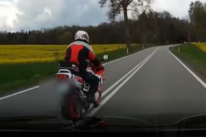 Screen z nagrania. Motocykl na drodze